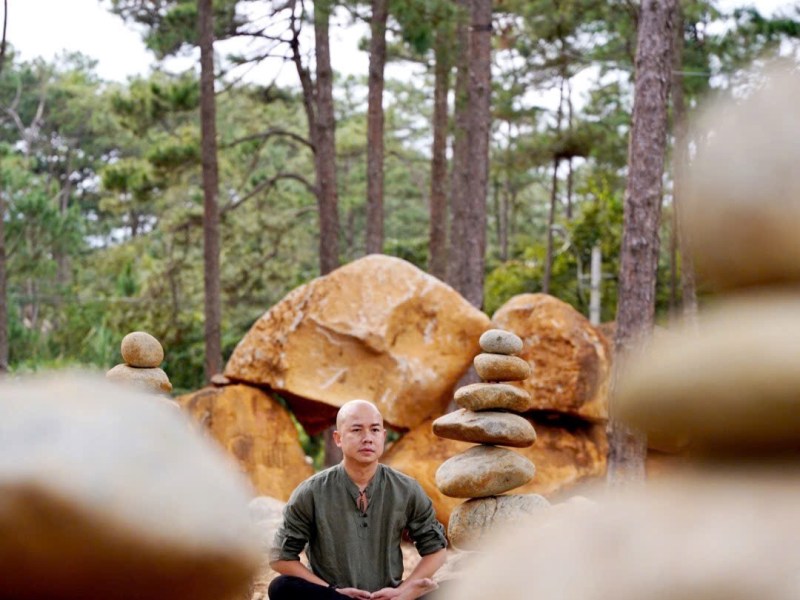 Vẻ đẹp của sự cân bằng: Khi hai bàn tay chạm&nbsp;nhau