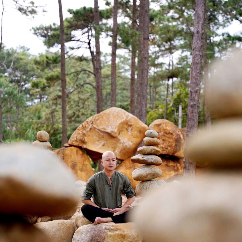 Vẻ đẹp của sự cân bằng: Khi hai bàn tay chạm&nbsp;nhau